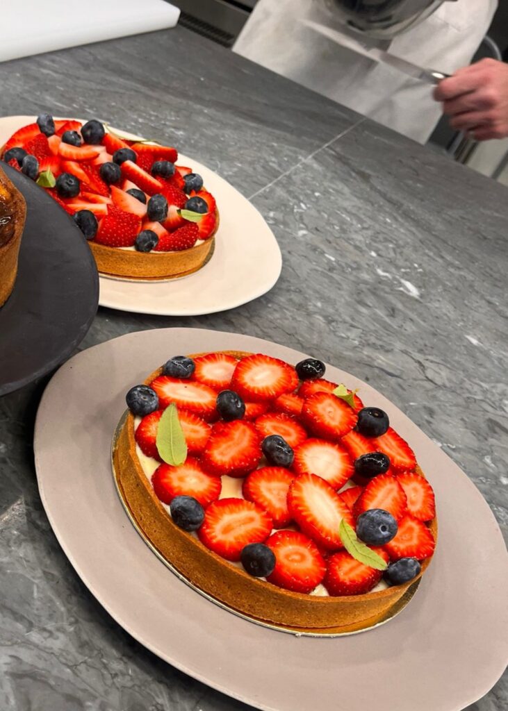 טארט תותים טארט תותים עם פירות טריים על בסיס פריך.