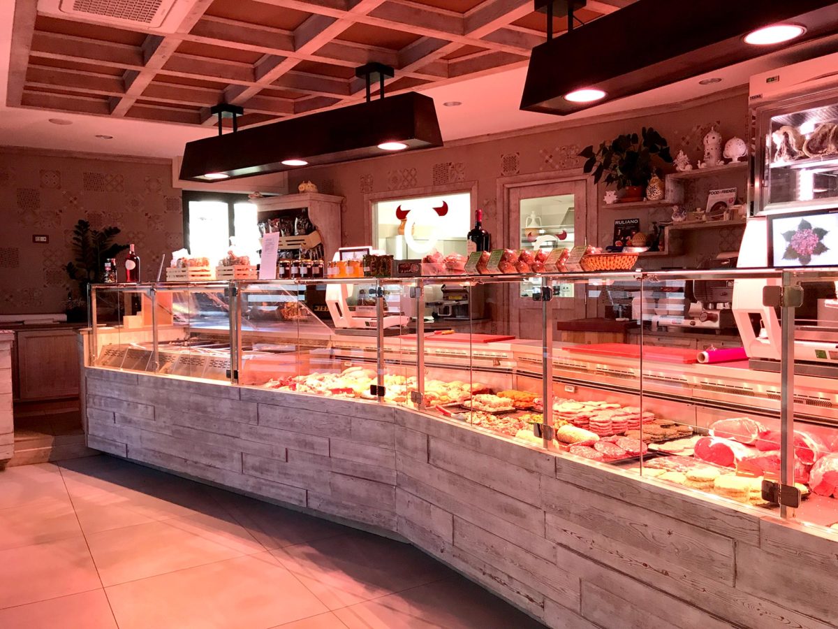 הסניף שלנו עם דלפק עשיר במוצרים.