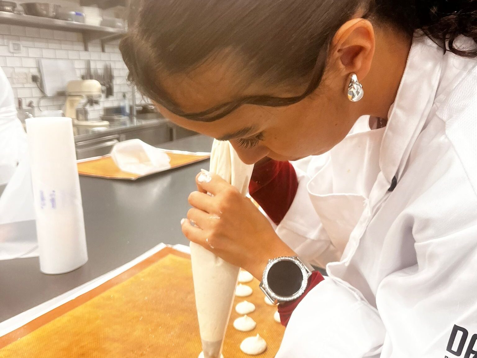 אני אביה, בעלת קונדיטוריה עם ניסיון עשיר בהכנת מאפים בעבודת יד. הקונדיטוריה שלי מתמחה בהכנה של מאפים טריים, טעימים ואיכותיים, שמגיעים עם אהבה רבה.