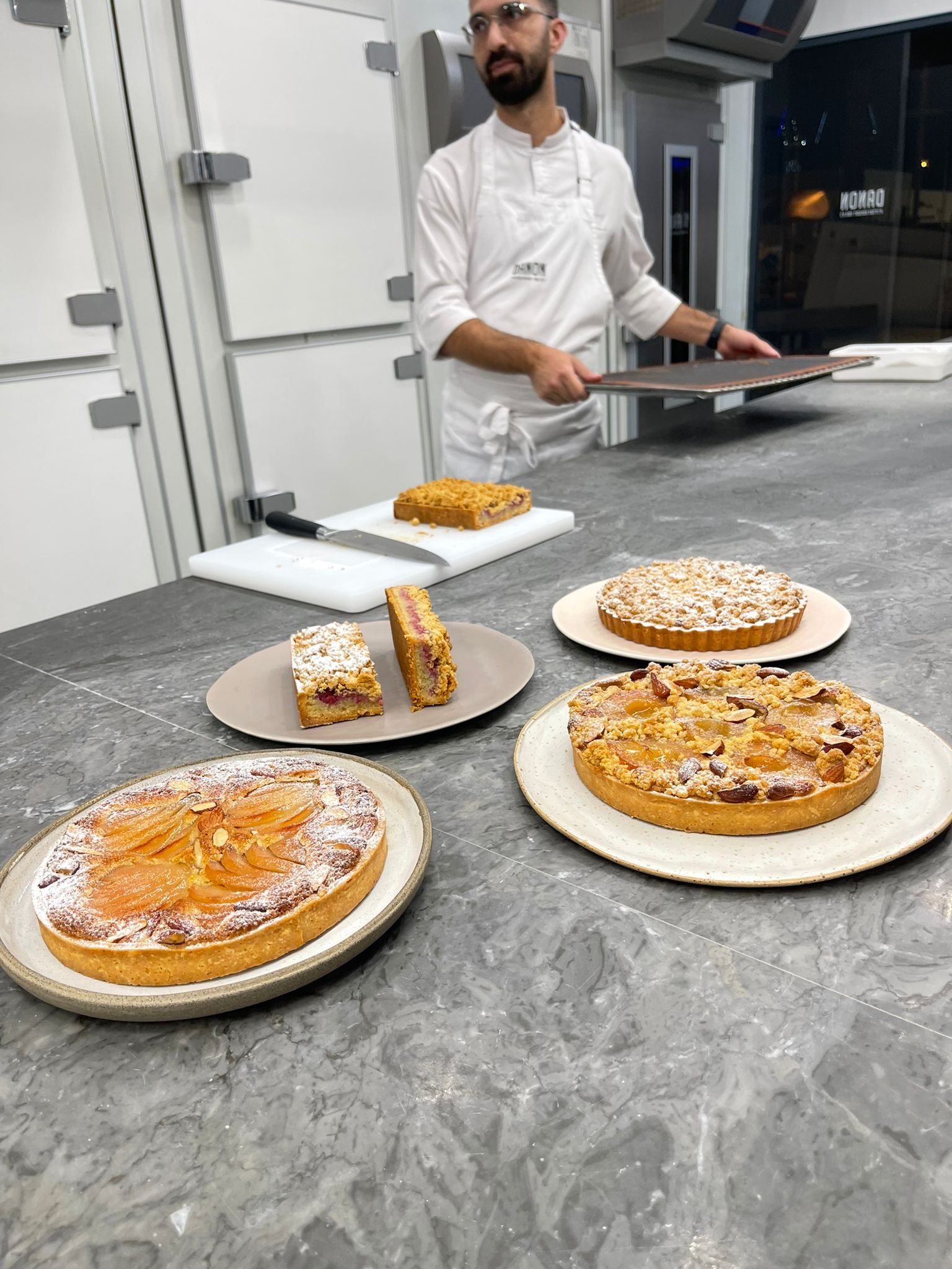 מגוון סוגי עוגות פאי מונחות על השולחן